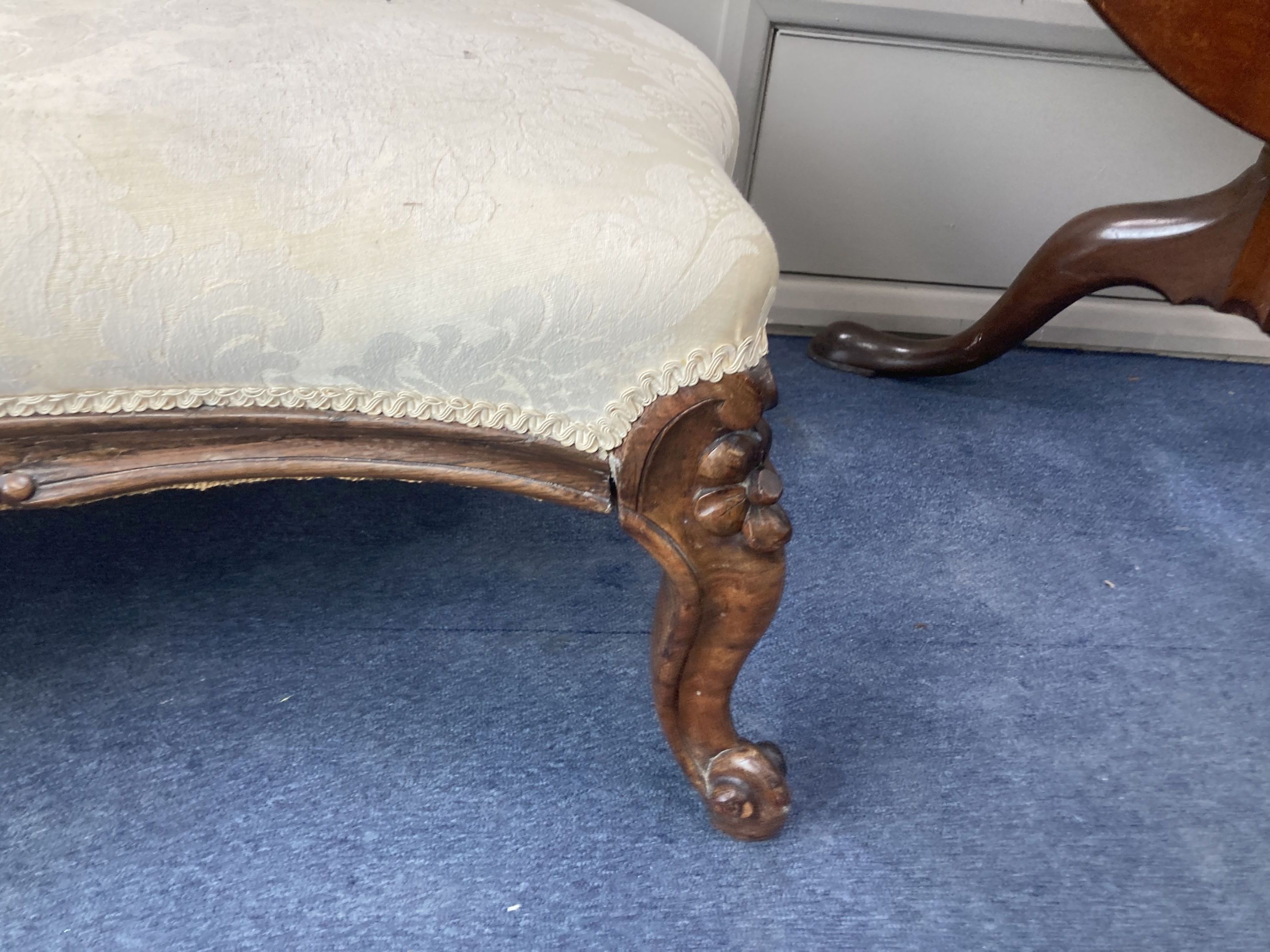 A Victorian carved rosewood chaise longue with button shaped back and serpentine seat raised on cabriole carved legs, length 160cm, dep